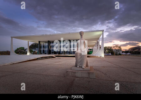 Brasilien Obersten Gerichtshof (Supremo Tribunal Federal - STF) bei Nacht - Brasilia, Distrito Federal, Brasilien Stockfoto