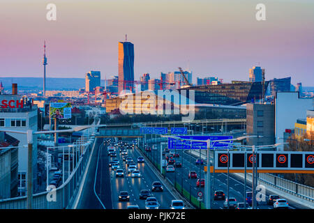 Wien, Wien, A23 (Südosttangente), Autobahn Ansicht des T-Mobile-Center von T-Mobile Austria und T-Systems Austria im Stadtteil St. Marx und auf die bürotürme der Donaucity mit DC Tower 1 und Donauturm im Hintergrund, leichte Spuren von Autos in Österreich, Wien, Übersicht Stockfoto