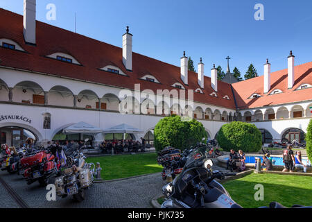 Topolcianky (Kleintopoltschan), Topolcianky Schloss am Bikermeeting in der Slowakei, Stockfoto