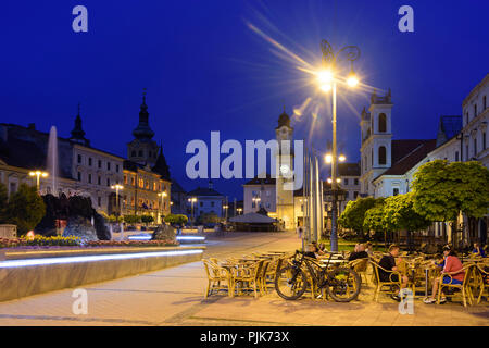 Banska Bystrica (neusohl), Hauptplatz (NAMESTIE SNP), Blick auf die Stadt Burg und Uhrturm in der Slowakei, Stockfoto