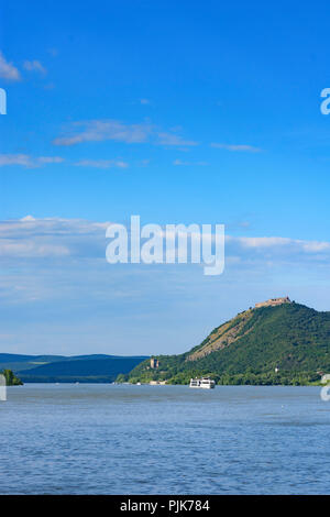 Visegrád (Plintenburg), Donau, Obere und Untere Schloss, Kreuzfahrtschiff in Ungarn, Pest, Donauknie (Dunakanyar) Stockfoto