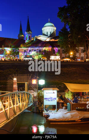 Esztergom (Gran), Fluss Kis Duna (Kleine Donau), Castle Hill, die Basilika, die Innenstadt von Pfarr- Kirche, Restaurant Schiff auf einem Festival in Ungarn, Komarom-Esztergom, Stockfoto