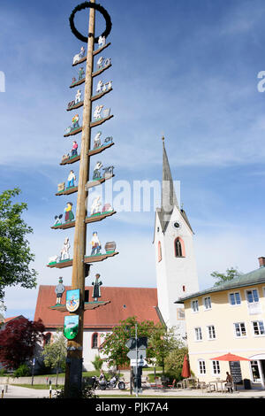 Amerang, Kirche St. Rupertus, Maibaum in Deutschland, Bayern, Bayern, Oberbayern, Oberbayern Stockfoto