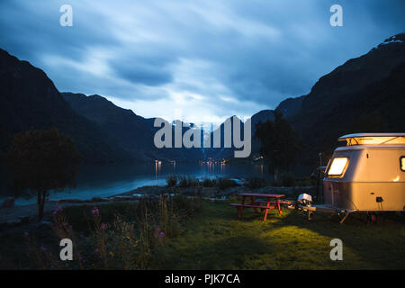Norwegen, Stryn, Jostedalsbreen Gletscher Briksdalsbreen, Campingplatz bei Nacht Stockfoto