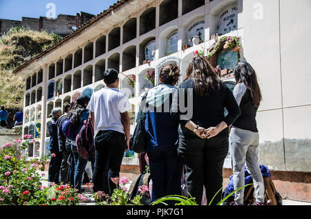 Lima, Peru - 27.JULI 2018: die patriotischen Festlichkeiten in der Stadt von Canta. Touristen von Lima Besuch des Friedhofs der Stadt Canta Stockfoto