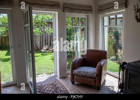 Gemütliche Zimmer mit Zugang zum Garten Stockfoto