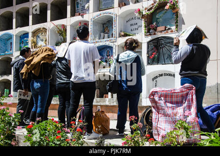 Lima, Peru - 27.JULI 2018: die patriotischen Festlichkeiten in der Stadt von Canta. Touristen von Lima Besuch des Friedhofs der Stadt Canta Stockfoto