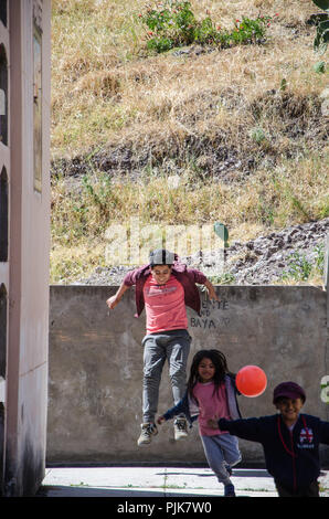 Lima, Peru - 27.JULI 2018: die patriotischen Festlichkeiten in der Stadt von Canta. Spielende Kinder auf dem Friedhof der Stadt Canta Stockfoto