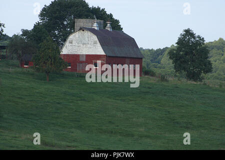 Große rote Scheune in der Virginia Landschaft Stockfoto