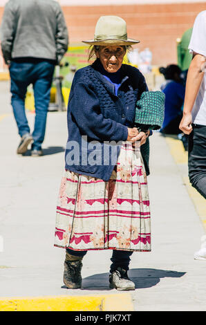 Lima, Peru - 27.JULI 2018: Die peruanischen traditionellen alten Frau in Canta - Lima. Ältere Frau zu Fuß durch die Straßen von Canta Stockfoto