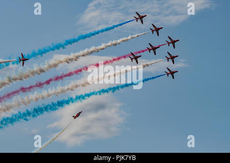 Die RAF Red Arrows Tornado Manöver während ihrer Nachmittag Anzeige an Dunsfold Wings & Wheels, UK durchführen am 25. August 2018. Stockfoto