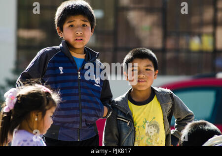 Lima, Peru - 27.JULI 2018: Glückliche Kinder spielen in der Stadt von Canta - Lima. Stockfoto