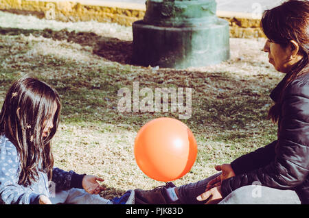 Lima, Peru - 27.JULI 2018: Mutter und Tochter Ball spielen auf dem Rasen im Park. Stockfoto