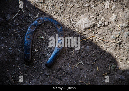 Altes rostiges Hufeisen auf Erde, viel Glück horseshoe Stockfoto