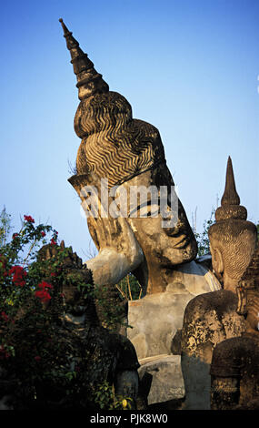 Liegenden Buddha Statue in der Buddha Park, auch als Xiang Khan, in der Nähe von Vientiane, Laos bekannt. Stockfoto