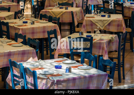 Mittagstisch Einstellungen in einem griechischen Restaurant Stockfoto