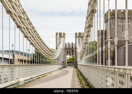 Conwy Castle und Conwy Suspension Bridge, Wales UK Stockfoto