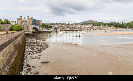 Blick auf den Fluss Conwy Castle und Conwy Suspension Bridge Stockfoto