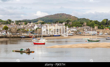 Blick auf den Fluss Conwy Castle und Conwy Suspension Bridge Stockfoto