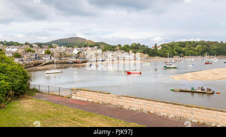 Blick auf den Fluss Conwy Castle und Conwy Suspension Bridge Stockfoto