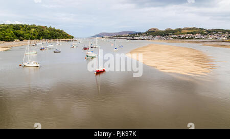 Blick auf den Fluss Conwy Castle und Conwy Suspension Bridge Stockfoto