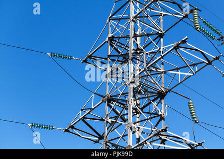 Gitter - Typ steel tower Fragment über blauen Himmel als Teil der Hochspannungsleitung. Oberleitung details Stockfoto