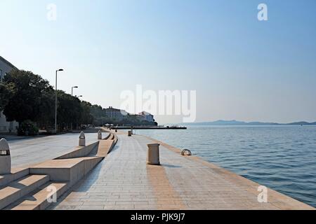 Sehr früh am Morgen getroffen, um zu zeigen, ein selten unbewohnten Moment, für die Altstadt Hafen Gehweg, in Zadar, Kroatien. Stockfoto