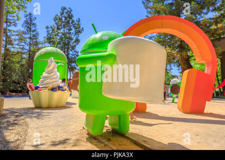 Mountain View, CA, Vereinigte Staaten - 13 August 2018: Android Marshmallow Statue an Google's Merchandise Store und Google Visitor Center Beta. Die Statuen von Android Rasen sind ein beliebter Ort für selfies Stockfoto