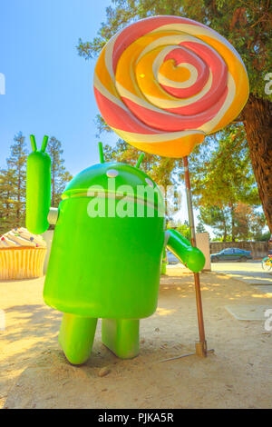 Mountain View, CA, Vereinigte Staaten - 13 August 2018: Android Lollipop Statue an Google's Merchandise Store und Google Visitor Center Beta. Android Rasen sind ein beliebter Ort für selfies. Vertikaler Dampfstoß Stockfoto