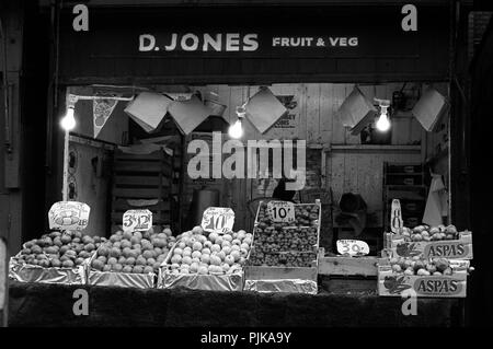 Wales, Cardiff, Stadtzentrum, Hayes Markt im Freien, 1979, D Jones Obst und Gemüse ausgeht, die sich in den frühen Morgenstunden Stockfoto