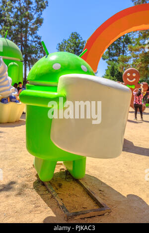 Mountain View, CA, Vereinigte Staaten - 13 August 2018: Android Marshmallow Statue an Google's Merchandise Store und Google Visitor Center Beta. Android Rasen sind ein beliebter Ort für selfies. Vertikaler Dampfstoß Stockfoto