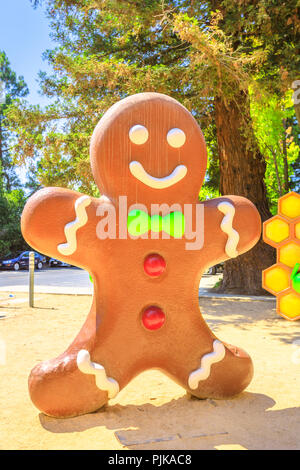 Mountain View, CA, Vereinigte Staaten - 13 August 2018: Android Gingebread Statue an Google's Merchandise Store und Google Visitor Center Beta. Die Statuen von Android Rasen sind ein beliebter Ort für selfies Stockfoto