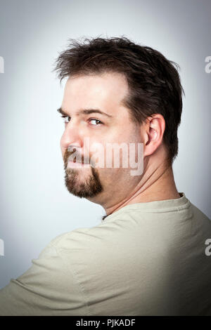Ein sympathischer Mann mit Bart im Porträt Stockfoto