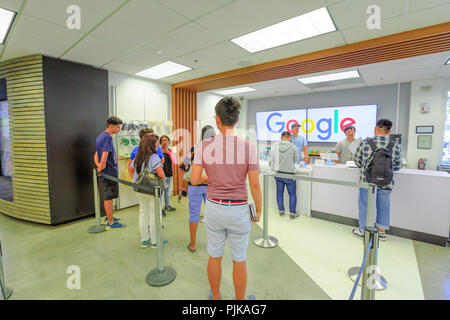 Mountain View, Kalifornien, USA - 13. August 2018: Einrichtung von Merchandise Store von Google, die verkauft, T-Shirts, Mützen, Tassen und Souvenirs mit Google, YouTube, Android und Branding. Stockfoto