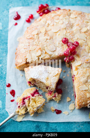 Mandel- und Himbeere Kuchen, Bakewell tart. Traditionelle britische Gebäck. Blauen Hintergrund. Ansicht von oben Stockfoto