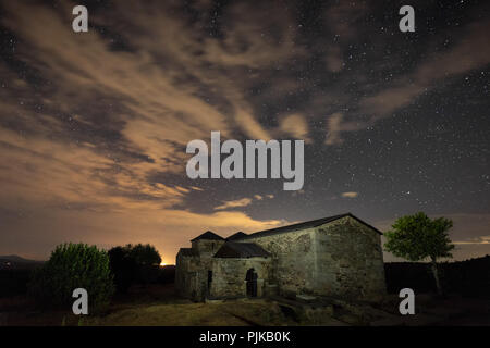 Nacht Landschaft mit der westgotischen Basilika Santa Lucia del Trampal. Acuescar. Spanien. Stockfoto