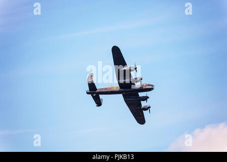 Lancaster Bomber memorial Flight mit WW 2 Tag. Stockfoto