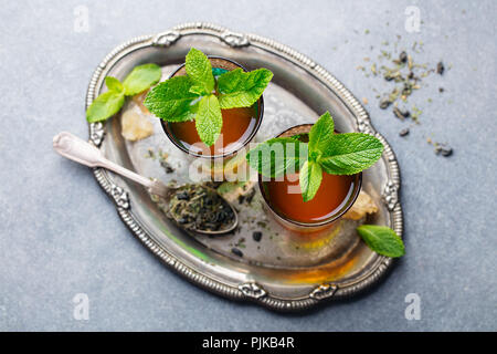 Tee mit Minze, marokkanische traditionelle Getränk im Glas. Ansicht von oben Stockfoto