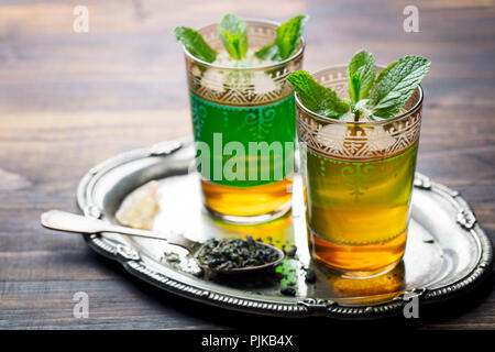 Tee mit Minze, marokkanische traditionelle Getränk im Glas. Platz kopieren Stockfoto