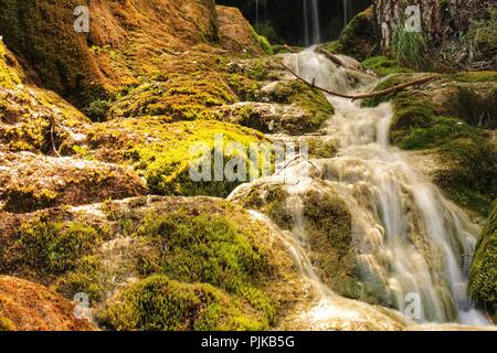 Wasserfälle im Naturpark der Geburt des Río Cuervo, in den Bergen von Cuenca, Spanien Stockfoto