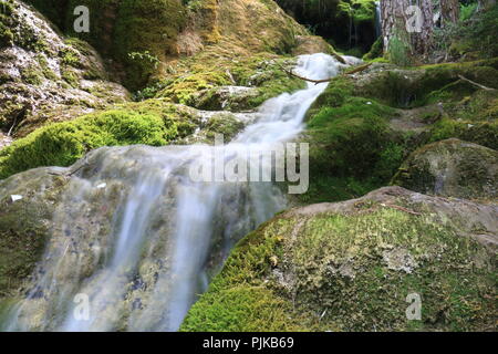 Wasserfälle im Naturpark der Geburt des Río Cuervo, in den Bergen von Cuenca, Spanien Stockfoto