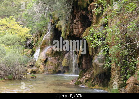 Wasserfälle im Naturpark der Geburt des Río Cuervo, in den Bergen von Cuenca, Spanien Stockfoto