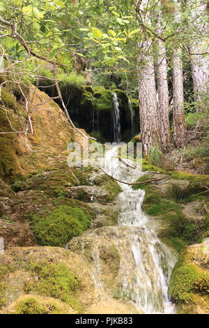 Wasserfälle im Naturpark der Geburt des Río Cuervo, in den Bergen von Cuenca, Spanien Stockfoto