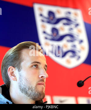 England's Harry Kane während der Pressekonferenz im Grove Hotel, Hertfordshire. Stockfoto