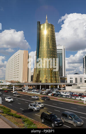 Astana, Kasachstan, 2. August 2018: Der Bau aus Glas und Beton auf dem Hauptplatz, der goldene Turm und einen Blick auf den Komplex von adm bezeichnet Stockfoto