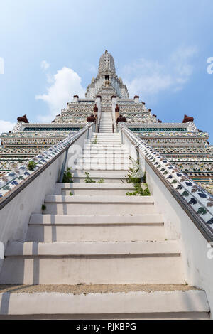 Vorder- und Low Angle View von Dekorierten Wat Arun Tempel in Bangkok, Thailand, an einem sonnigen Tag. Stockfoto