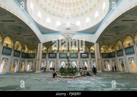 Astana, Kasachstan, 3. August 2018: Innenansicht des neuen Hazrat Sultan Moschee in Astana Stockfoto