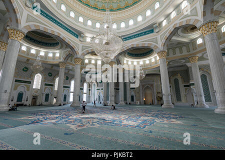 Astana, Kasachstan, 3. August 2018: Innenansicht des neuen Hazrat Sultan Moschee in Astana Stockfoto