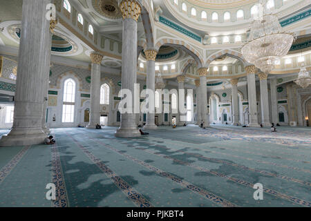 Astana, Kasachstan, 3. August 2018: Innenansicht des neuen Hazrat Sultan Moschee in Astana Stockfoto