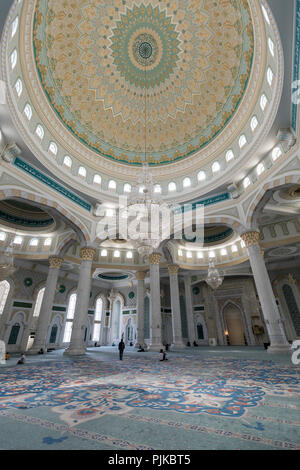 Astana, Kasachstan, 3. August 2018: Innenansicht des neuen Hazrat Sultan Moschee in Astana Stockfoto